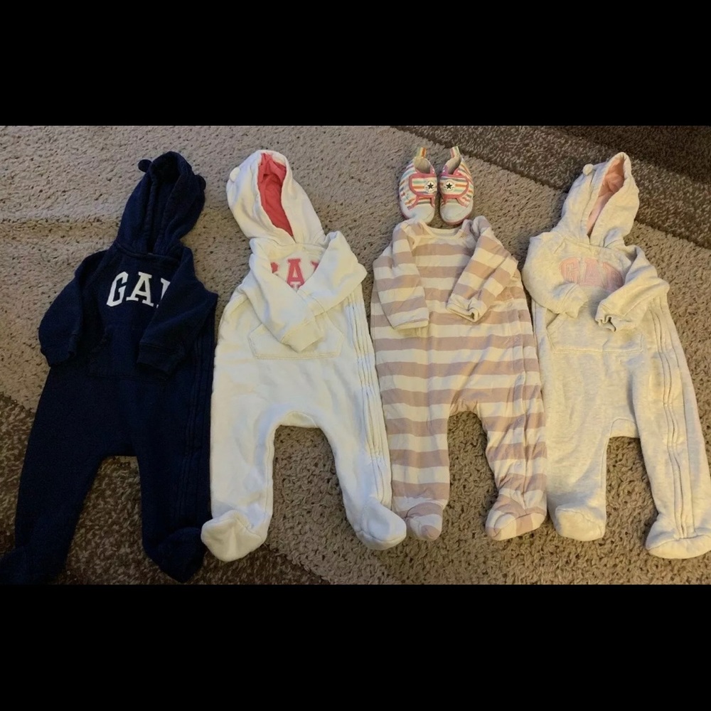4 GAP sweatsuit 3-9 months with converse shoes